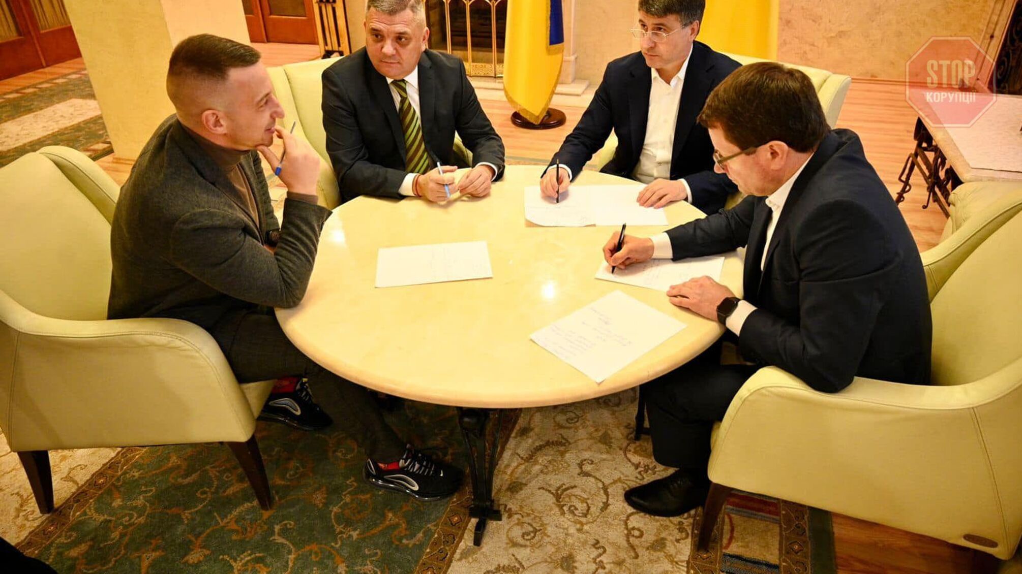 Голова Закарпатської ОДА та його заступники написали заяви про звільнення