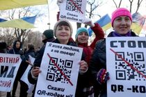 У Києві антивакцинатори вийшли на марш з QR-кодами ''Єдиної Росії''