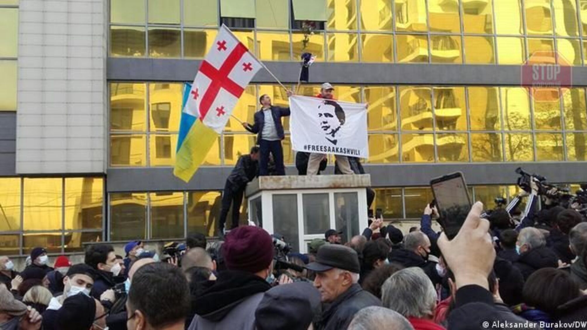 Суд над Саакашвілі: відбуваються сутички між опозиціонерами та поліцією (відео)