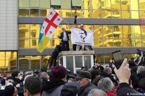 Суд над Саакашвили: столкновения между оппозицией и полицией (видео)