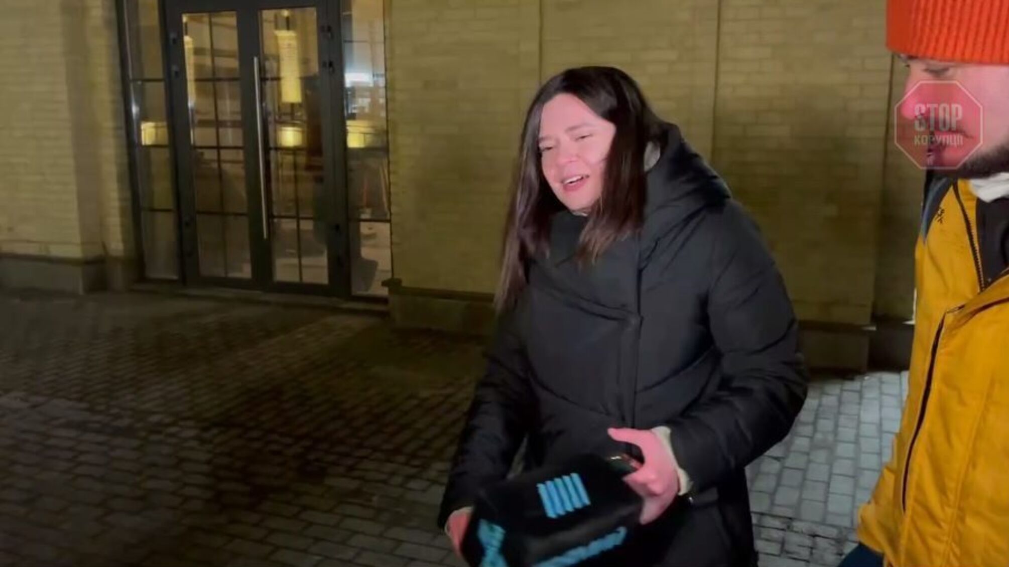 Охорона президента збила з ніг журналістку: у неї забої