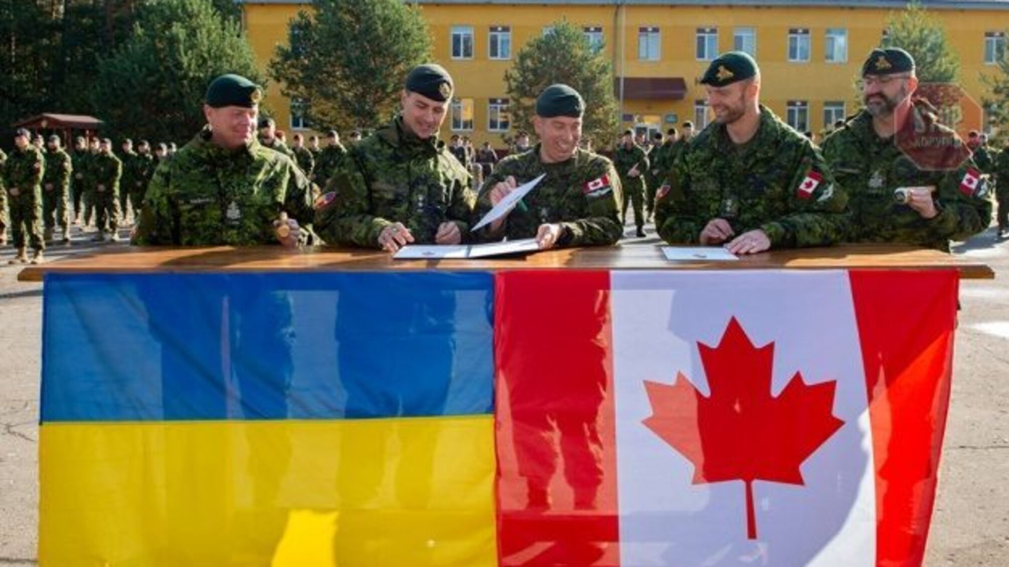Переміщення військ Росії на кордоні: Канада хоче направити військових в Україну