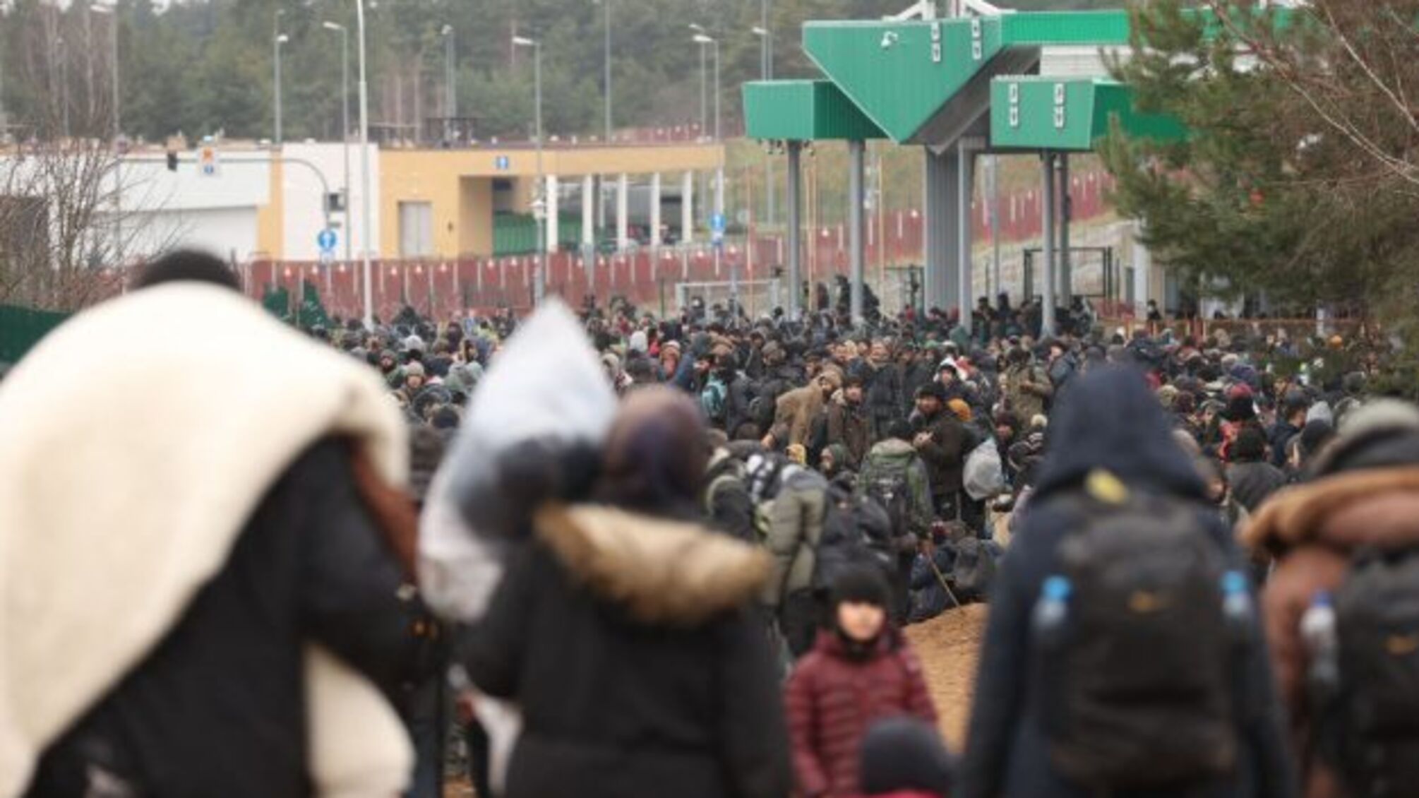 Лукашенко наказав відвести частину мігрантів від кордону з Польщею