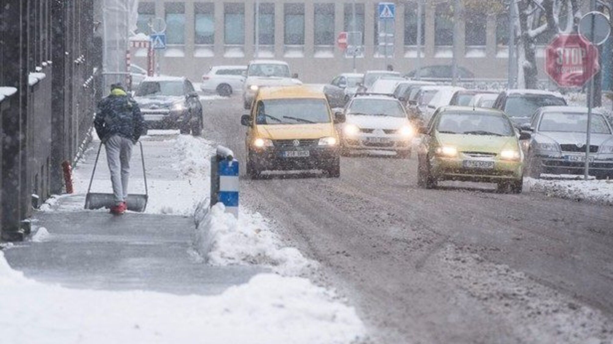 Увага, небезпека на дорогах: 2–3 грудня в Україні очікується мокрий сніг