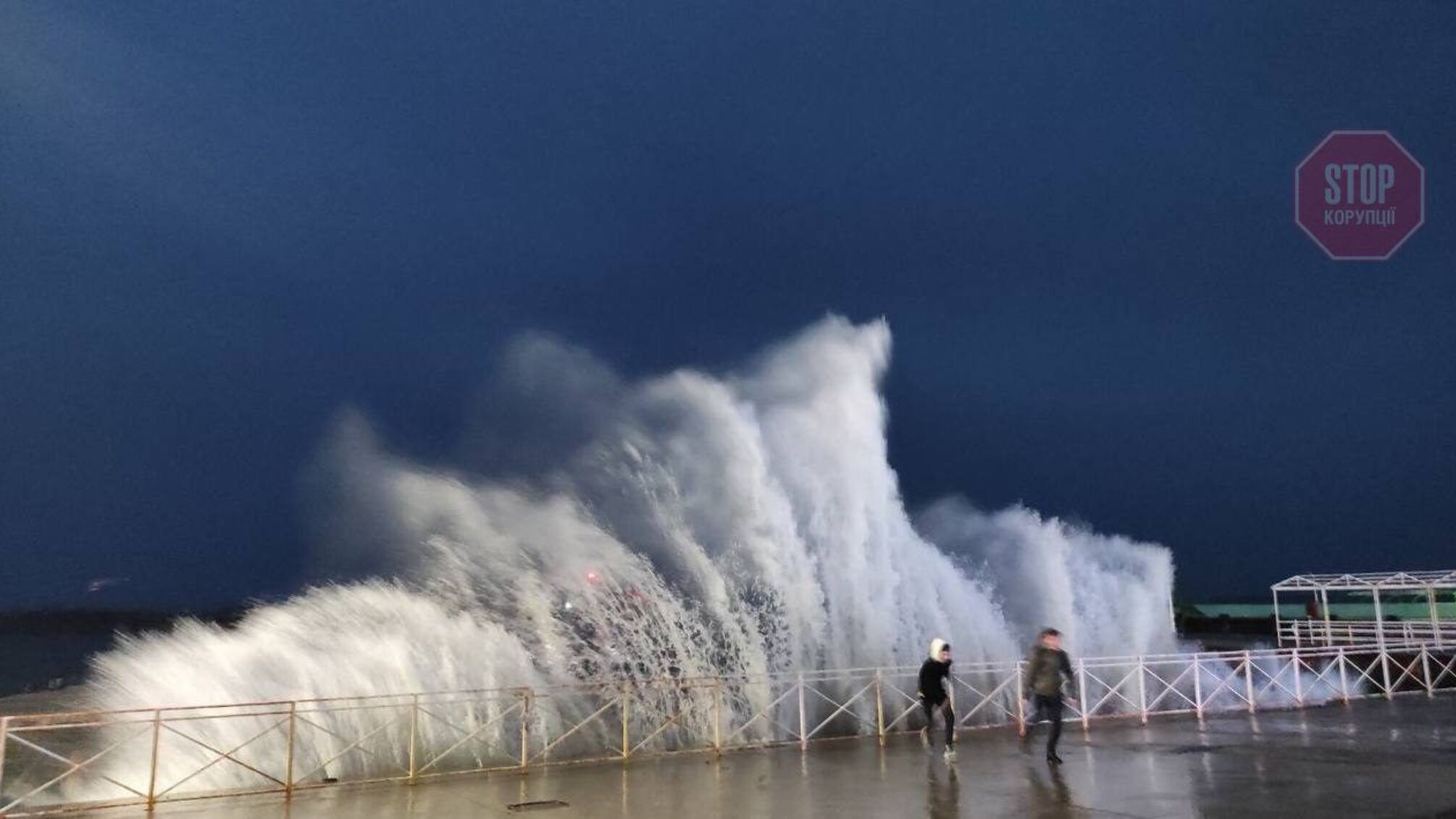 Потужний ураган у Криму: 5 людей постраждали (відео)