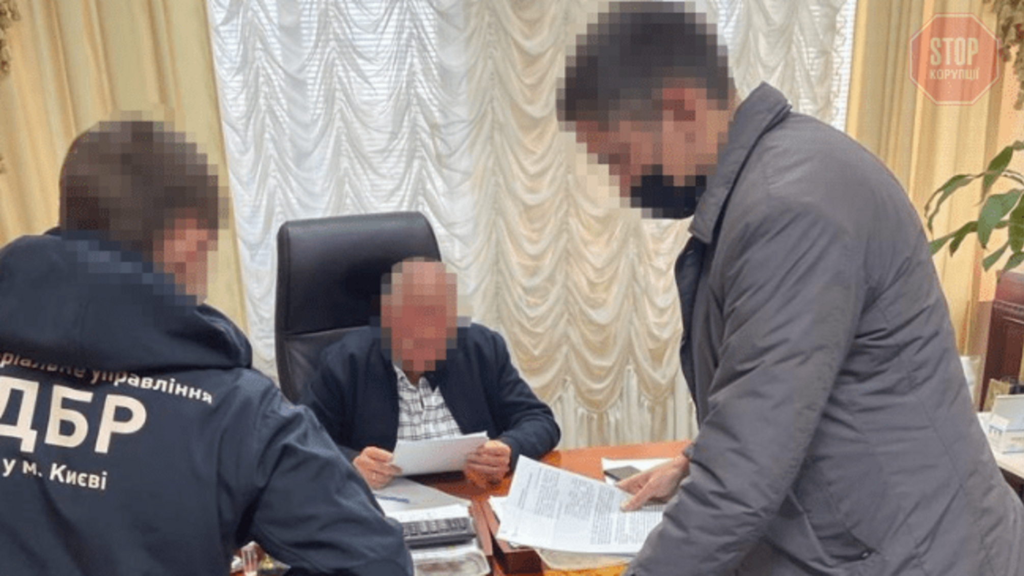На Київщині затримали голову сільради, який отримав 20 тис. доларів хабаря (фото)