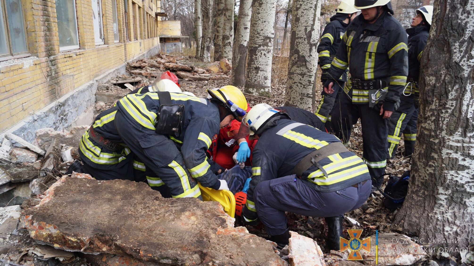 В Запорожье обрушился балкон, есть погибший (фото)