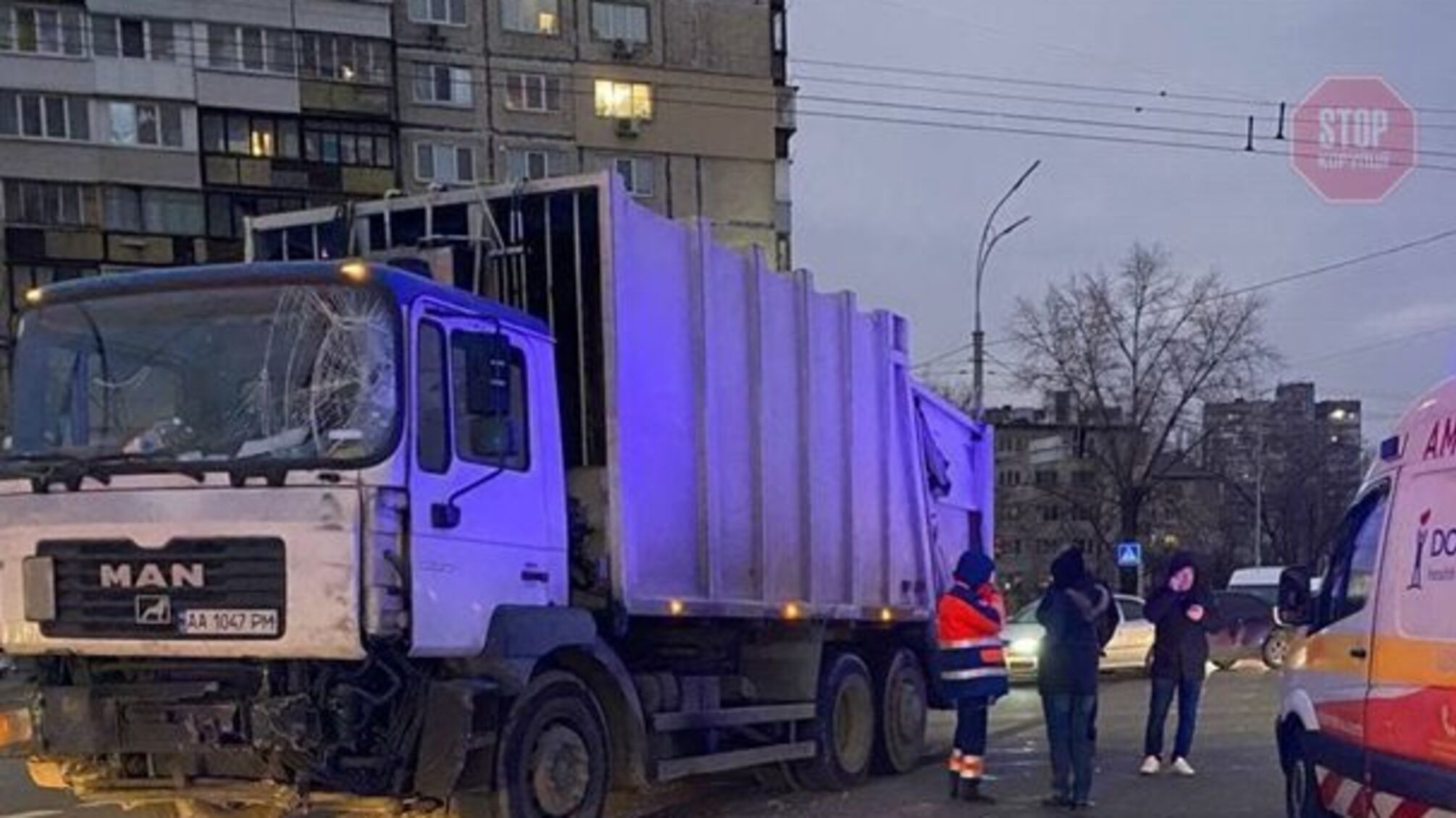 У Києві сміттєвоз протаранив 'швидку', є постраждалий