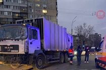 В Киеве мусоровоз протаранил ''скорую'', есть пострадавший