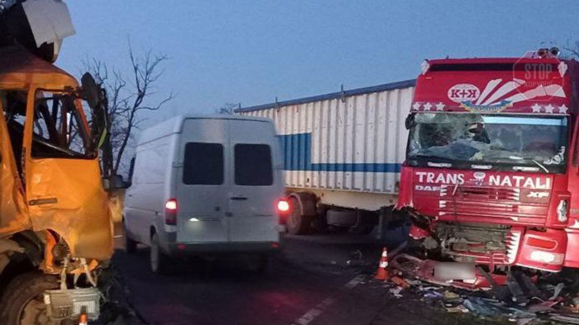 В Николаевской области столкнулись четыре грузовика, есть погибший