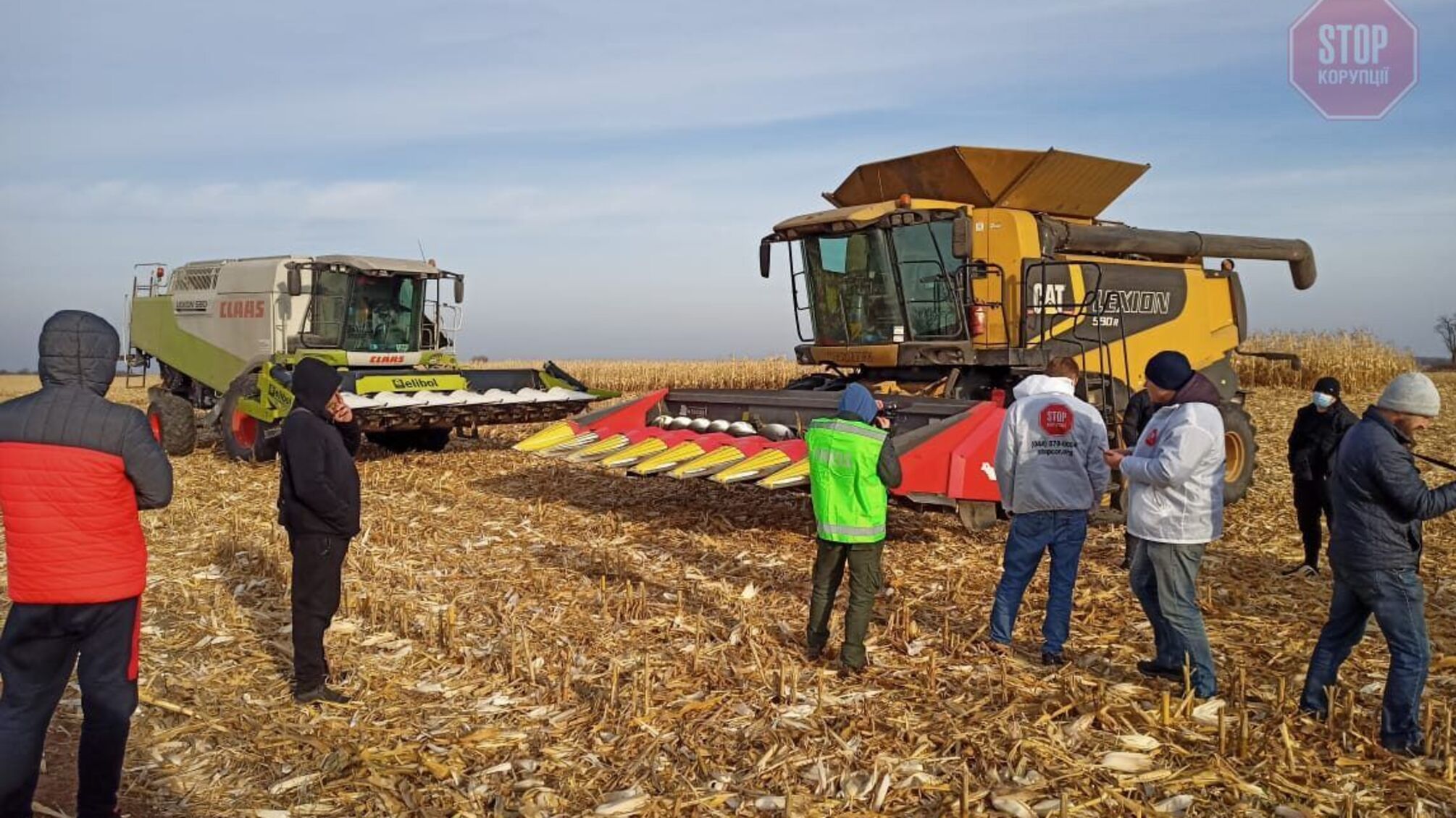 Рейдеры украли урожай в Ровенской области: правоохранители скрылись с места происшествия
