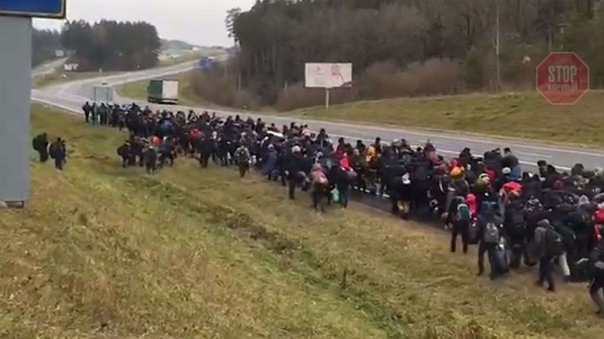 Сотни мигрантов из Беларуси направляются на границу с Польшей (видео)