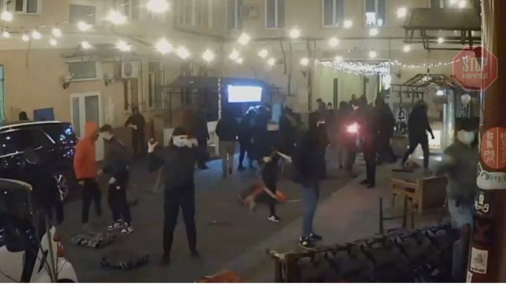 У Києві невідомі потрощили бар, є постраждалі (відео)