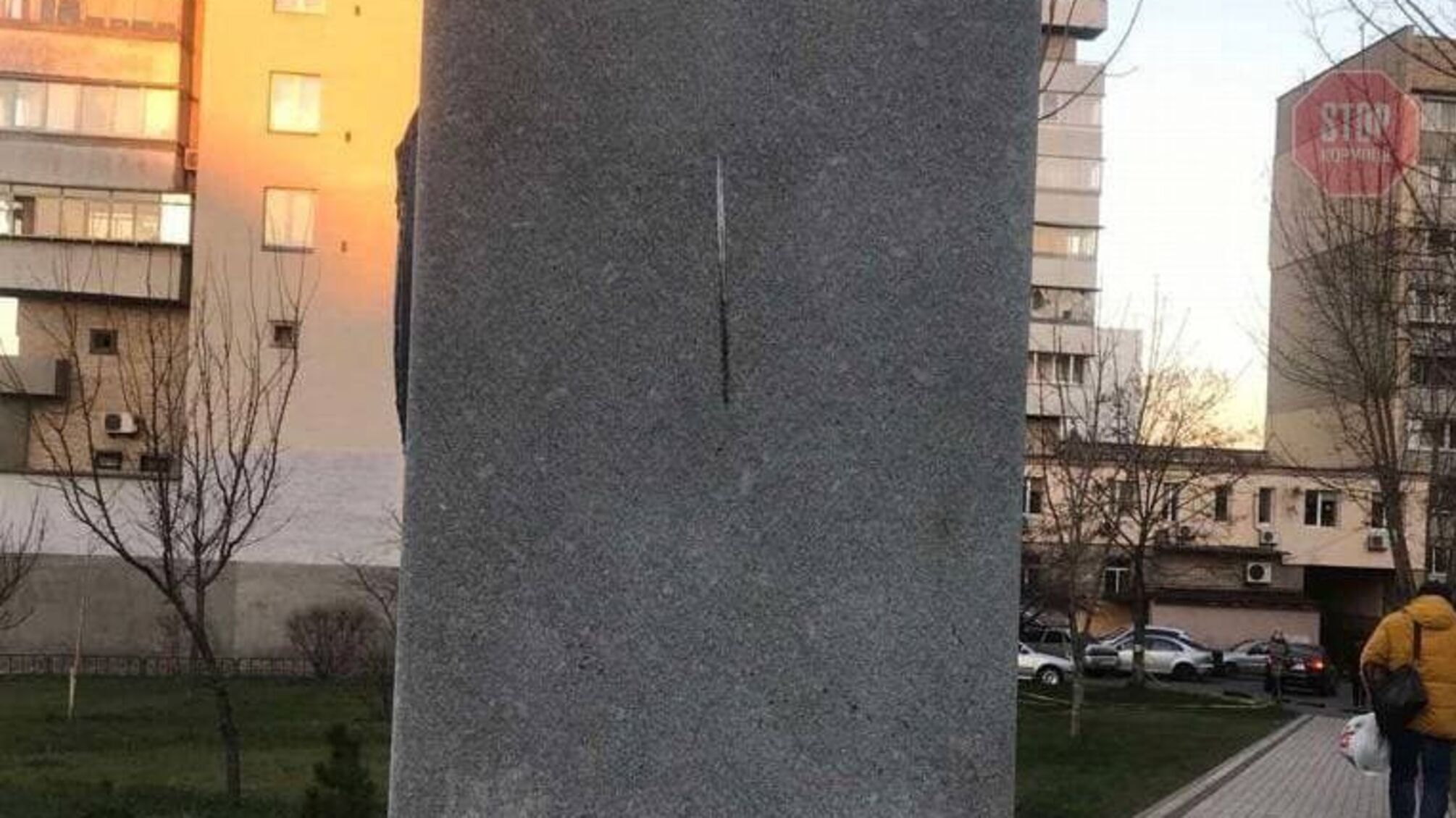 У Києві вандали спаплюжили новий пам‘ятник загиблим розвідникам України у сквері ім. Шаповала (фото)