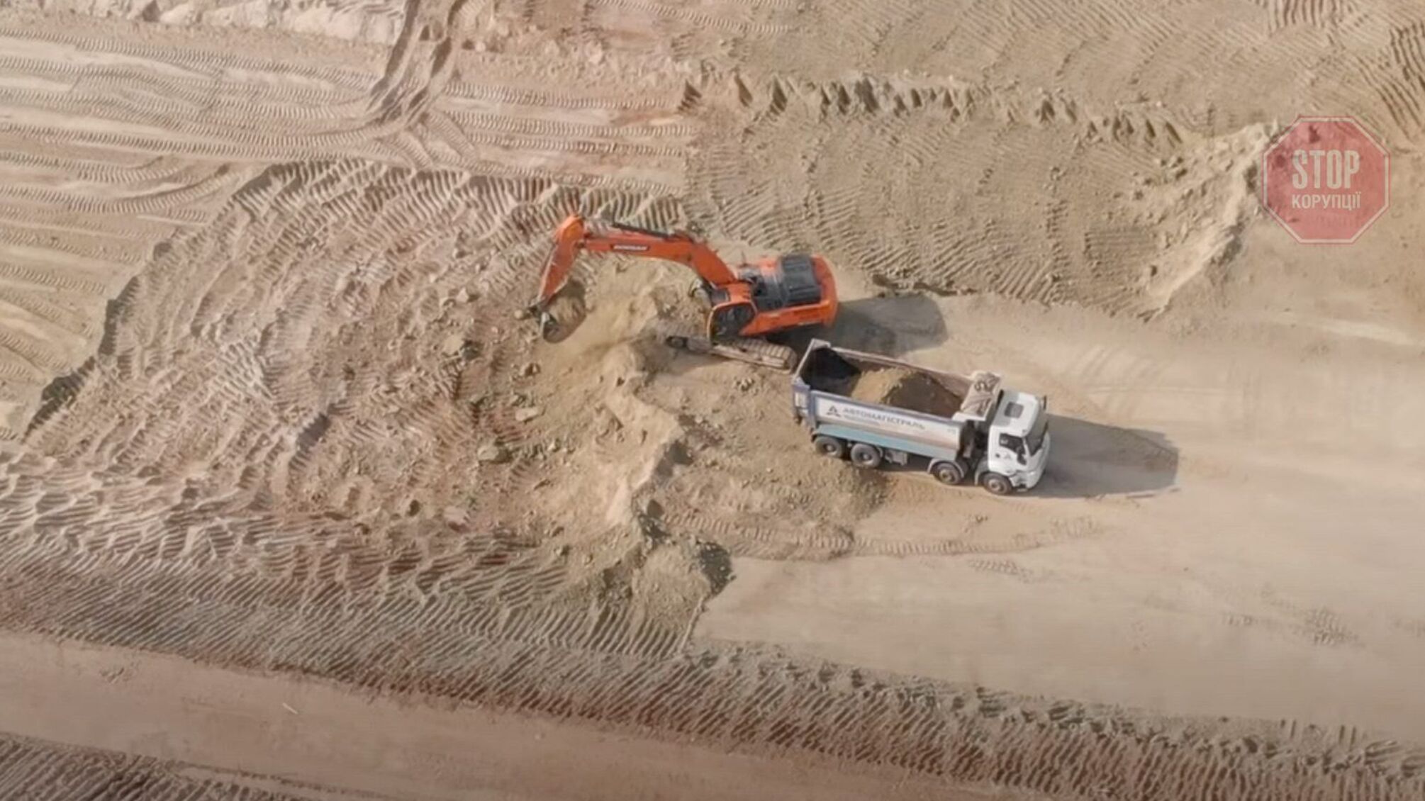 Заради «Великого будівництва» на Дніпропетровщині руйнують пам’ятку природи: відвантажують тонни піску