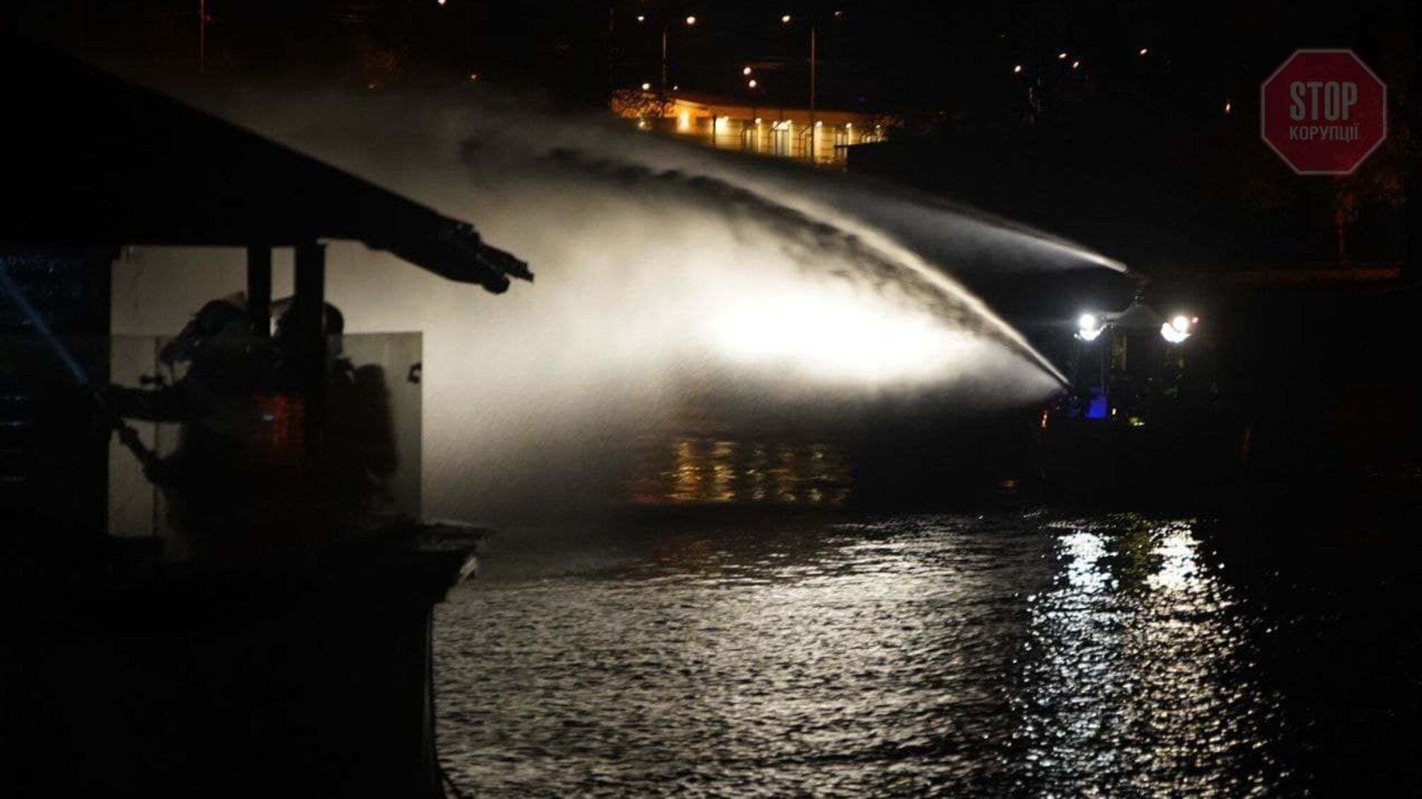 В столичном Гидропарке загорелось плавучее кафе