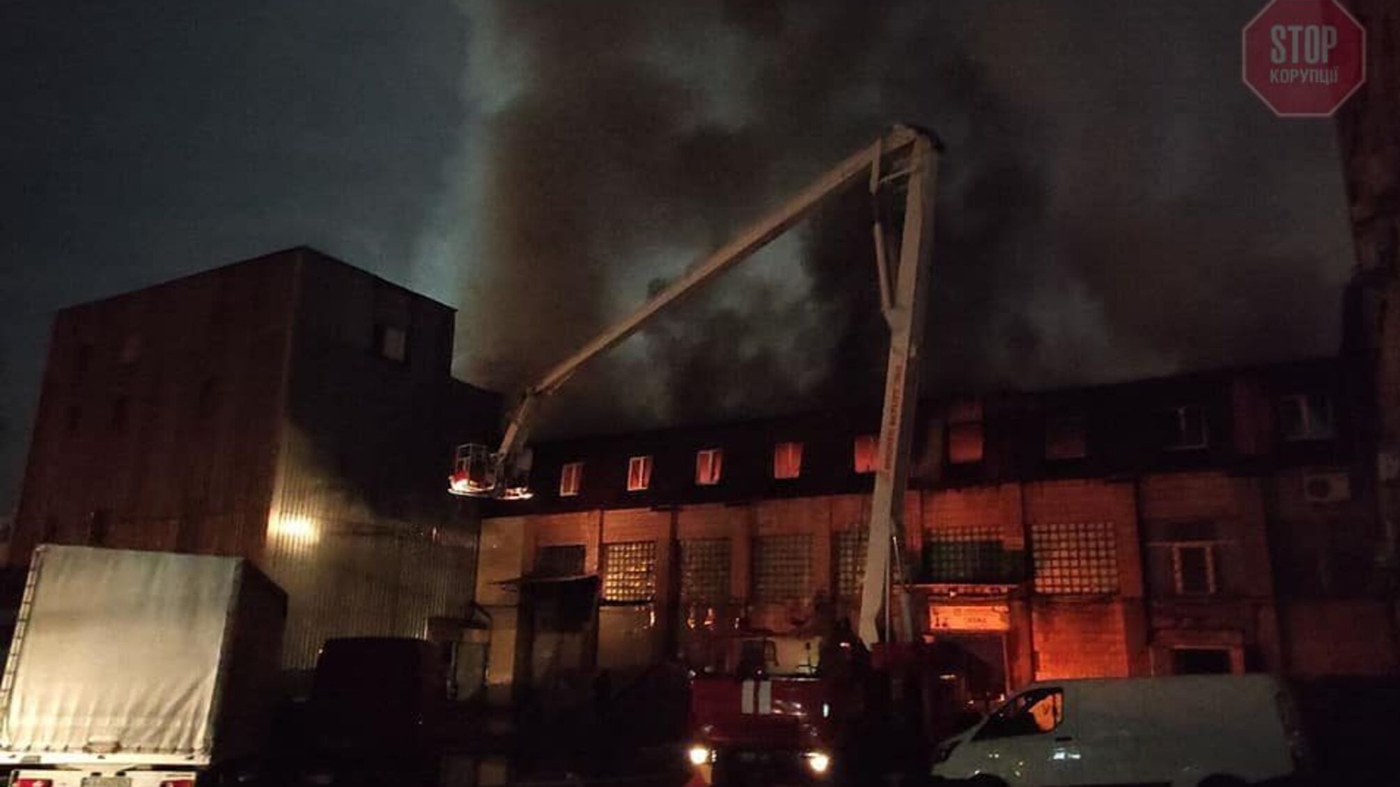 В Киеве за два часа потушили пожар в административном здании (фото)