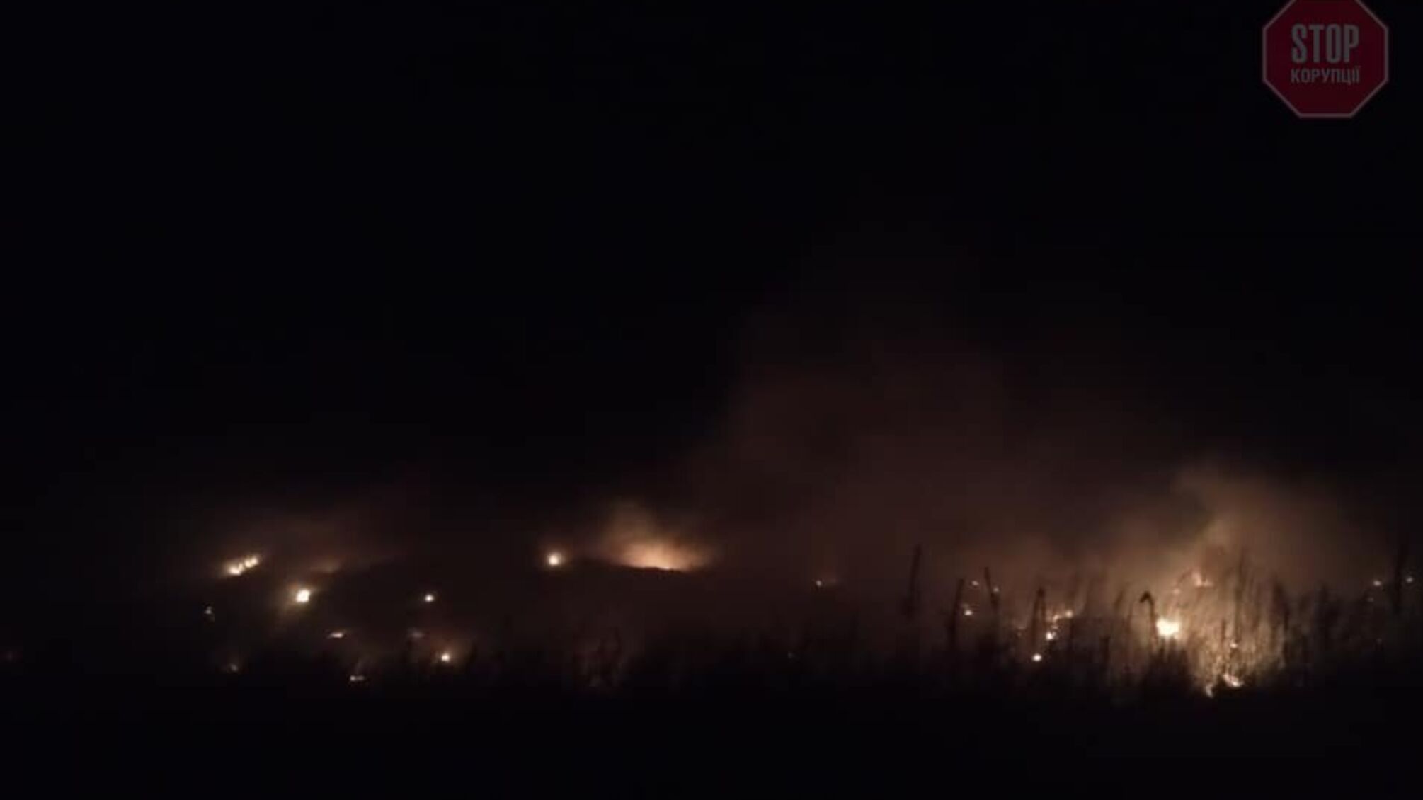 Сміття у вогні: на Житомирщині горить скандальне Грозинське сміттєзвалище (відео)