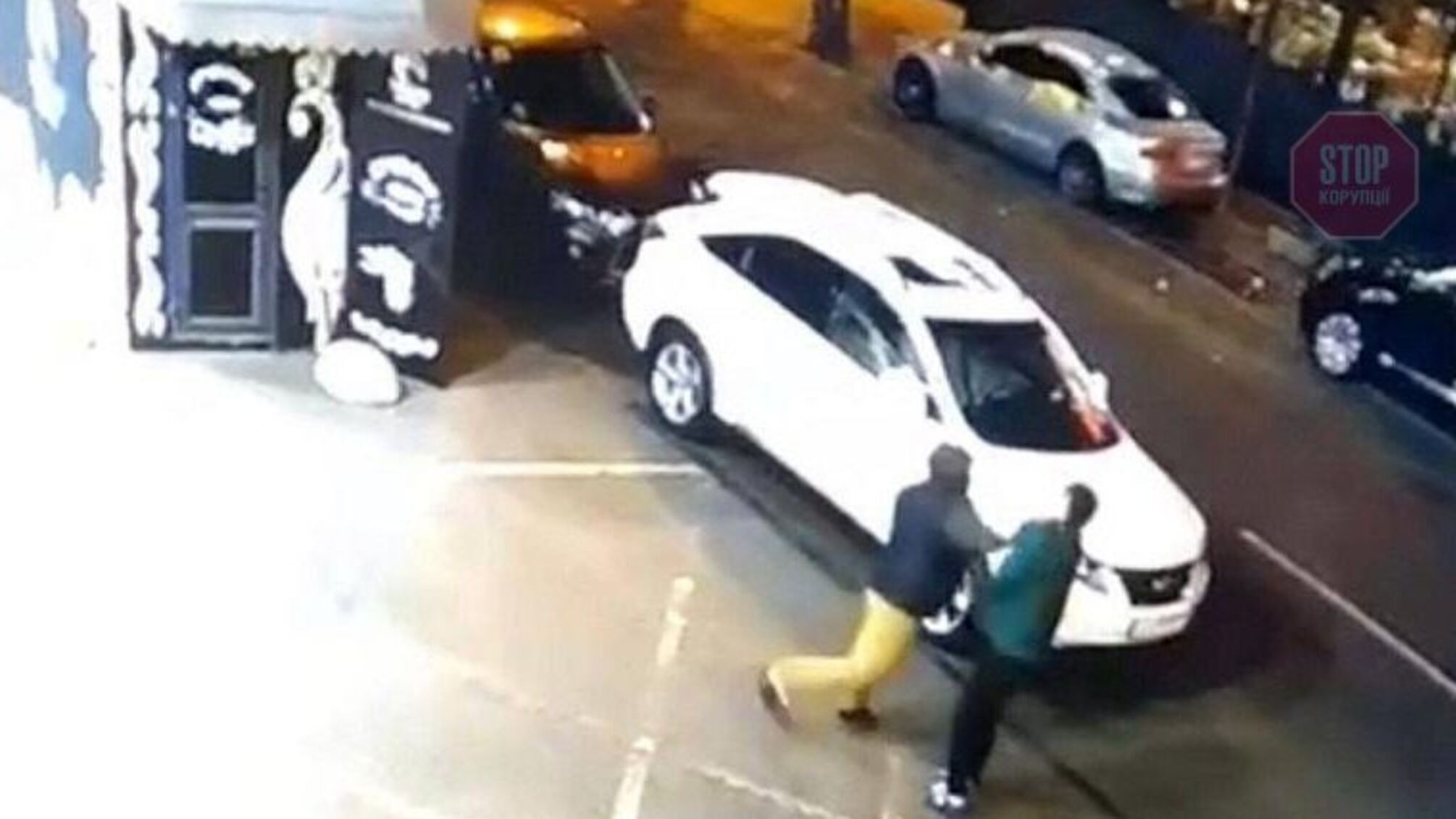 'Не там припаркувався': у столиці охоронець парковки розбив голову водію