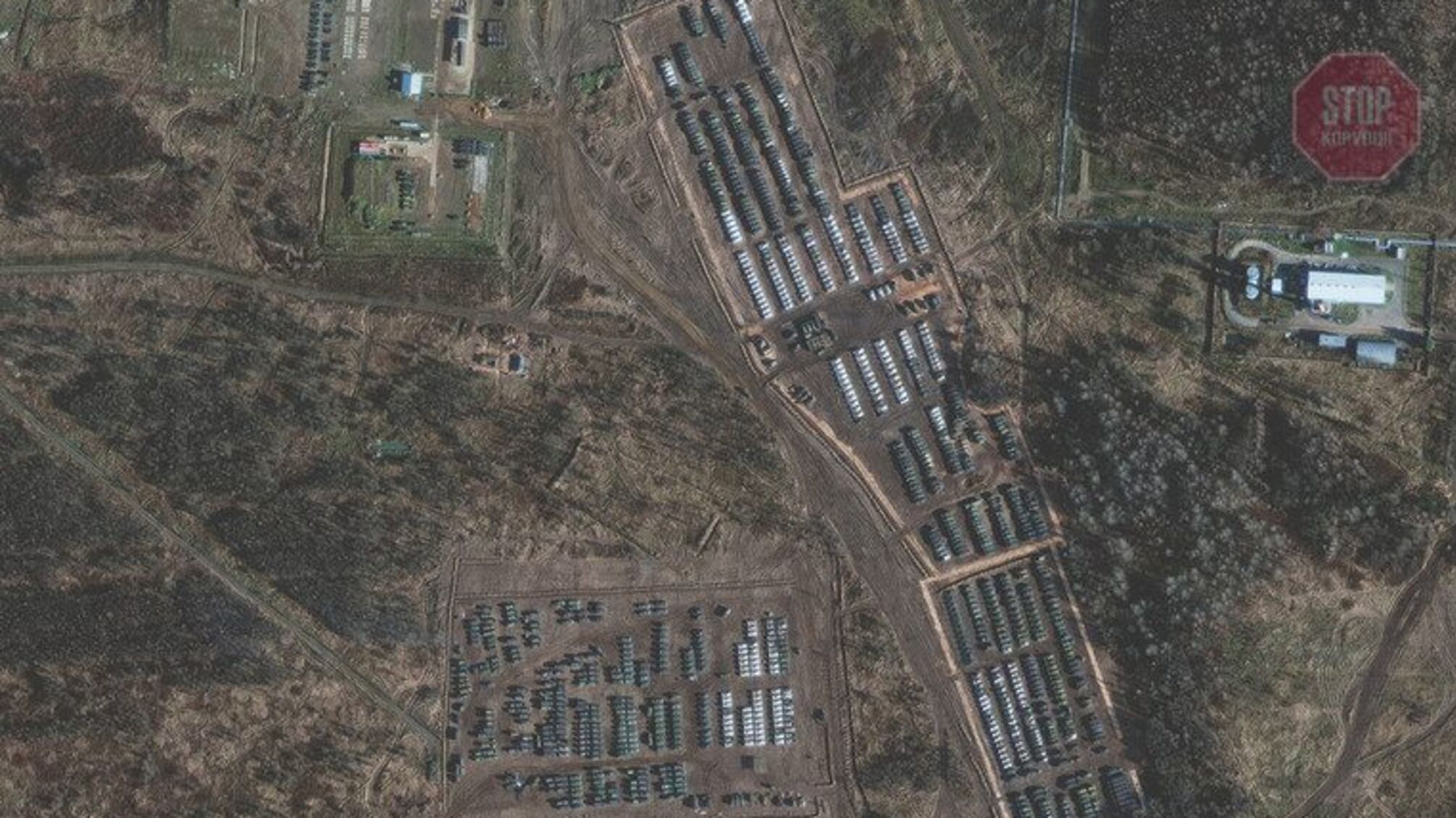 Росія нарощує військові сили на кордоні з Україною (супутникові знімки)