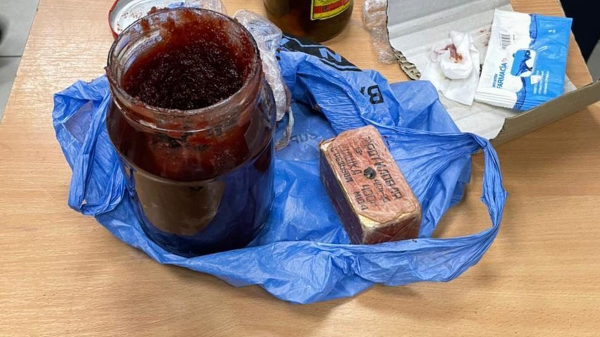 З Криму намаглися ввезти вибухівку у варенні та холодну зброю