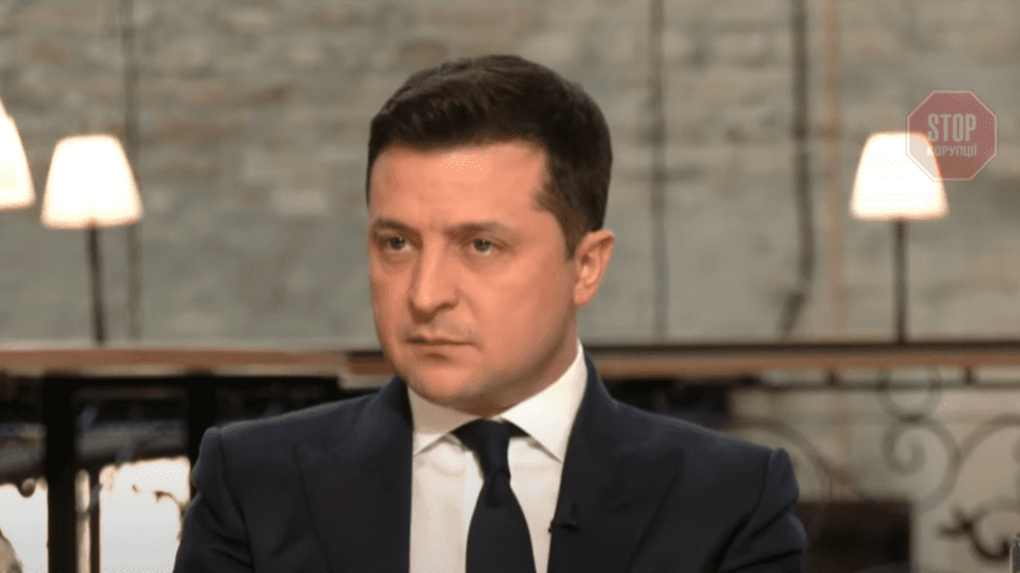 Зеленский: Я не Янукович, убегать не буду. И не Порошенко, на бульдозер не полезу.