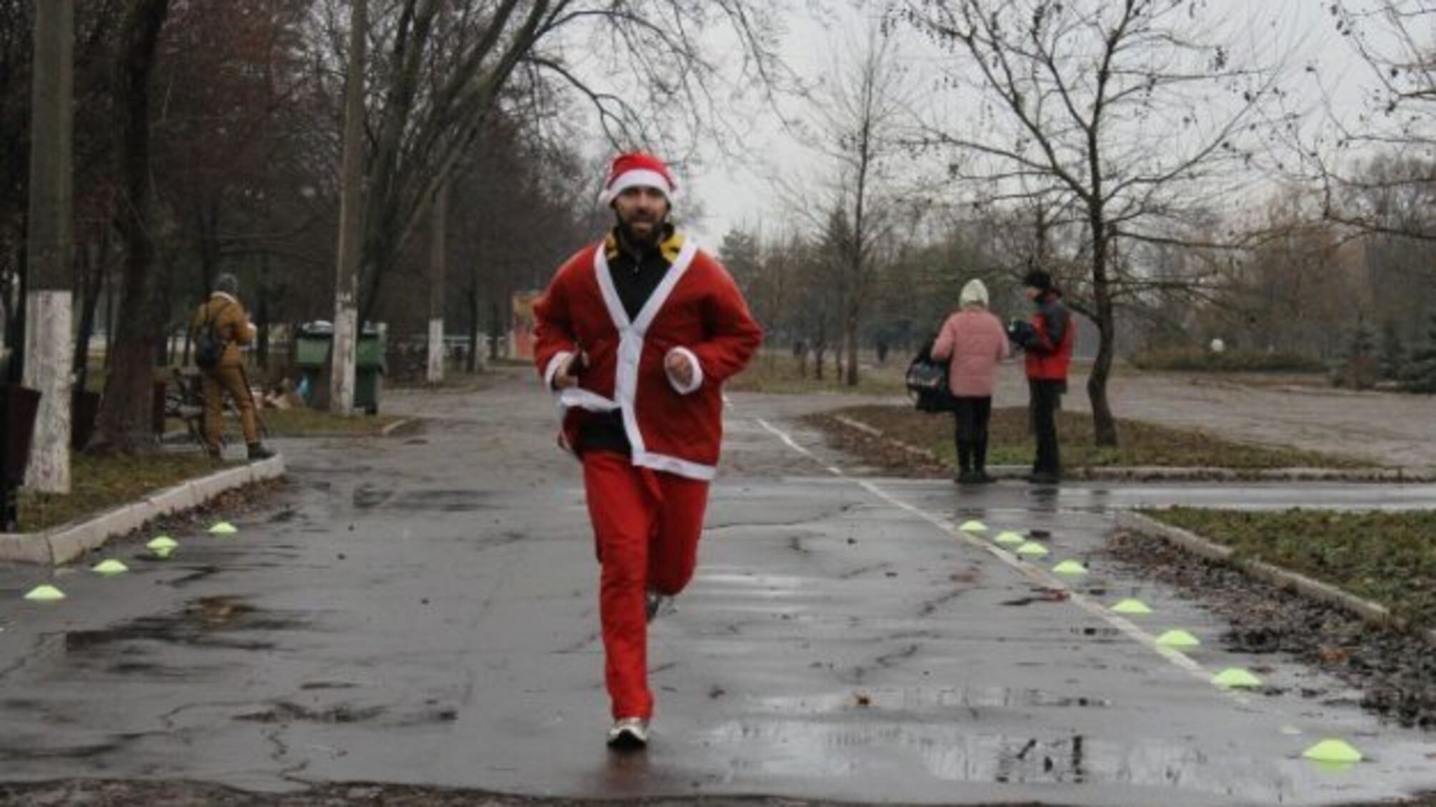 У Маріуполі влаштували святковий забіг Санта Клаусів