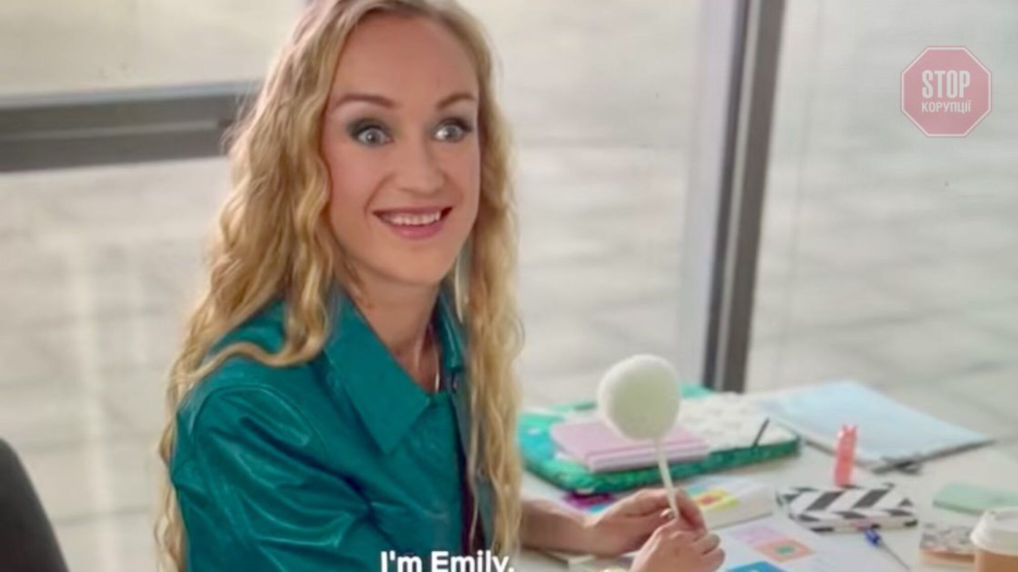 Netflix в сериале «Эмили в Париже» показал украинку безвкусной воровкой: соцсети возмущены