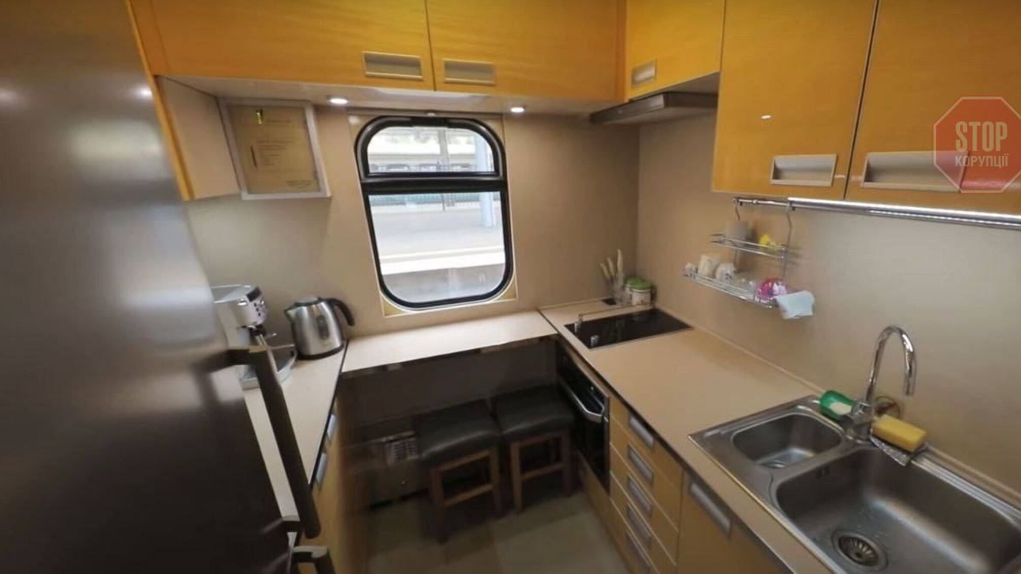 Плацкарт за 10 млн: 'Укрзализныця' заказала модернизацию вагонов скандальной запорожской фирме