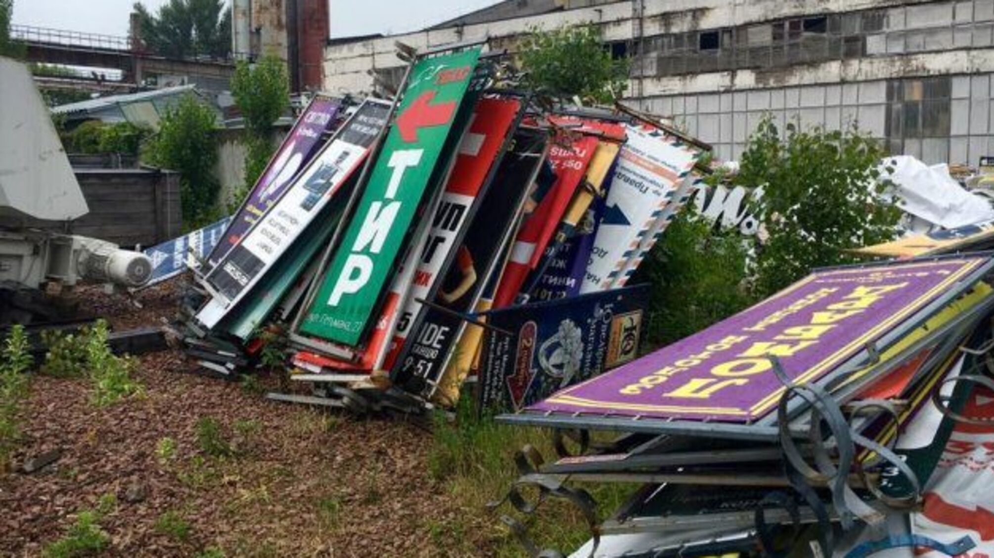 Столицю за рік «очистили» від майже 25 тисяч рекламних вивісок
