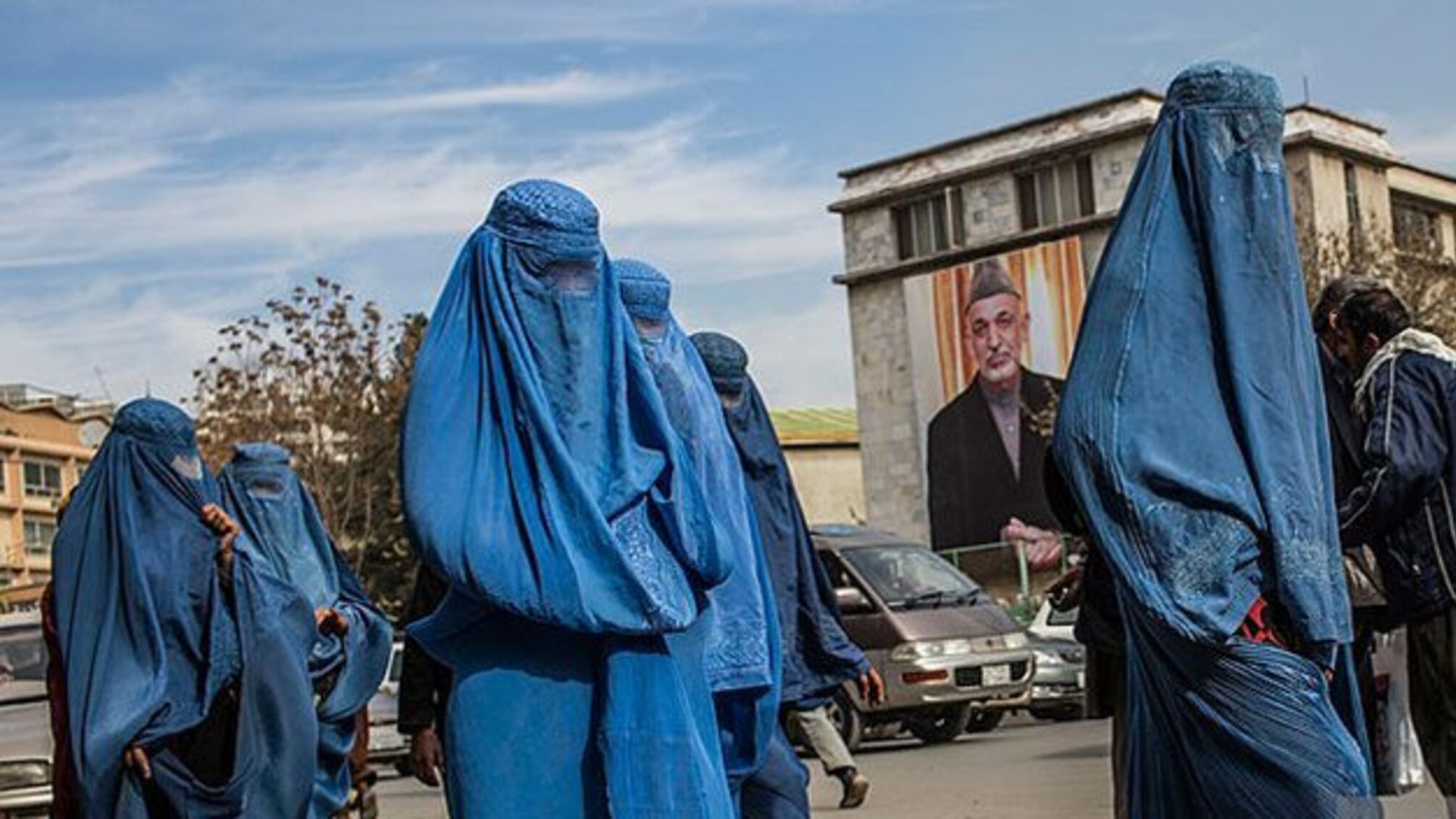 Таліби заборонили жінкам подорожувати без родичів-чоловіків