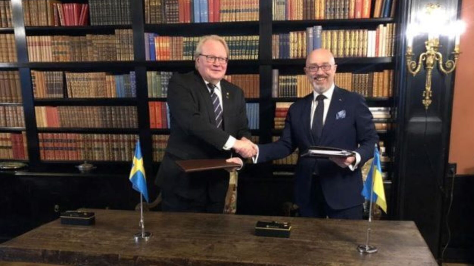Україна і Швеція підписали оновлену угоду про оборонне співробітництво