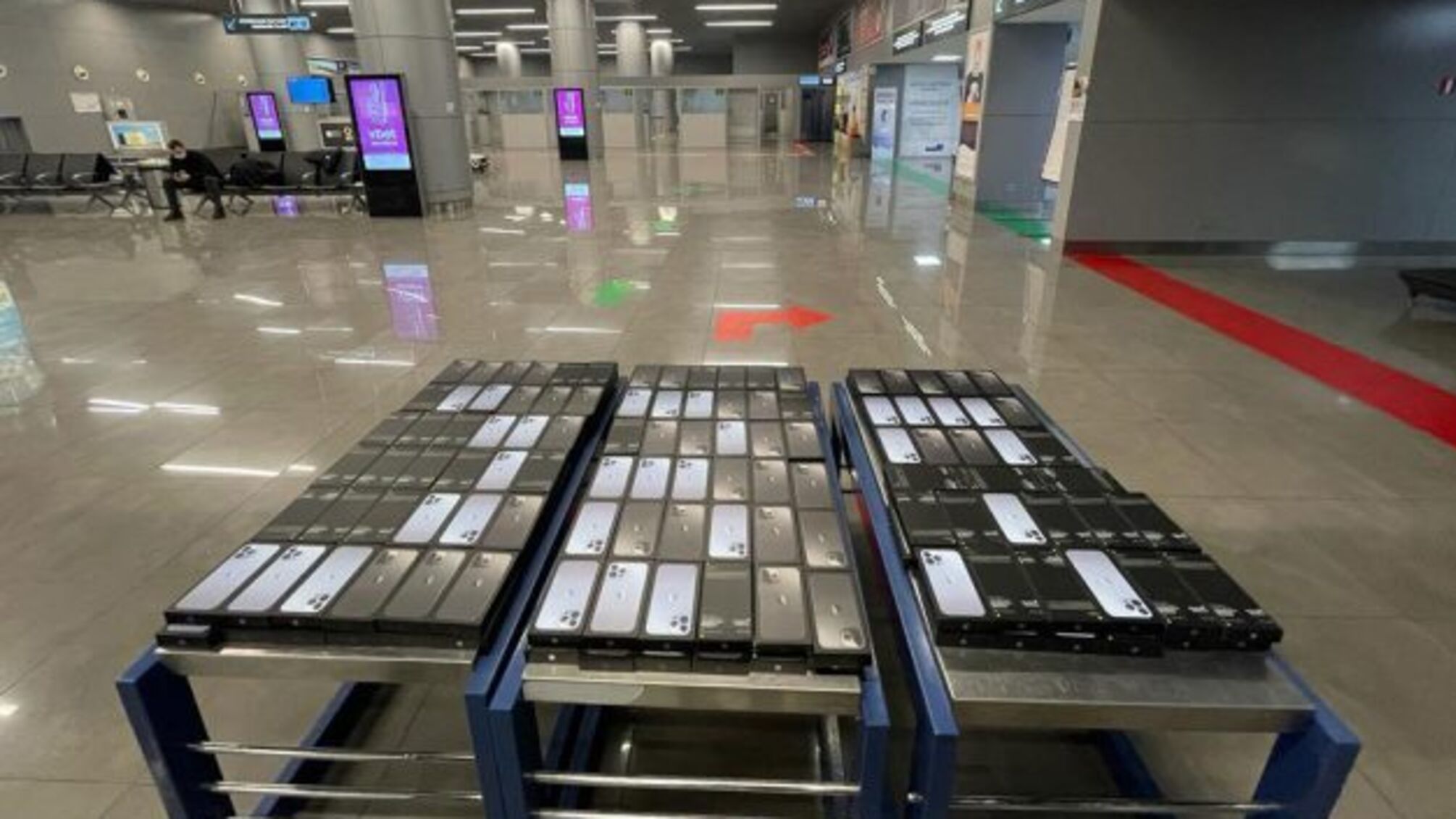 Одеські митники сприяли контрабанді брендових смартфонів - ДБР