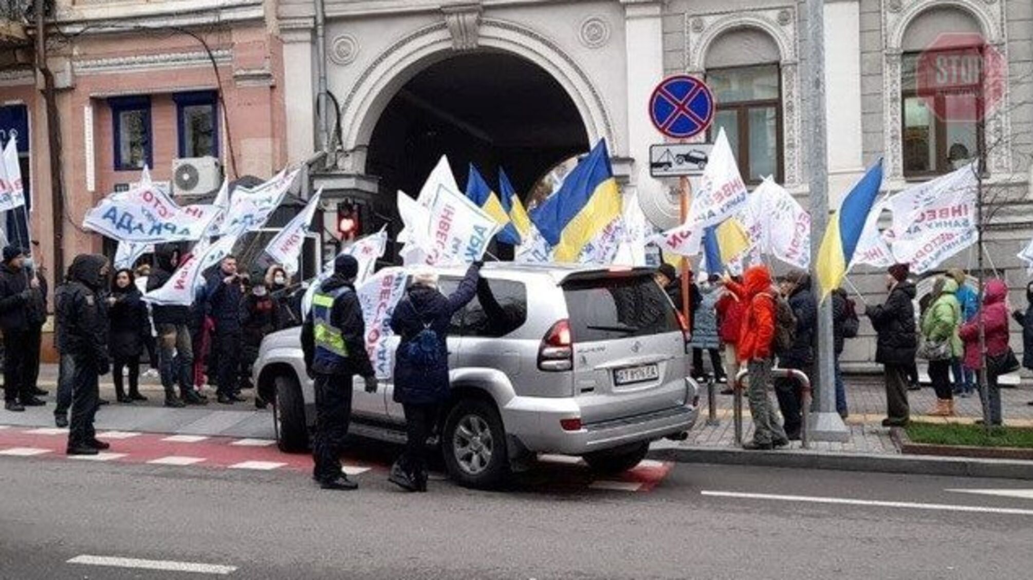До КМДА на мітинг вийшли інвестори банку “Аркада” (фото)