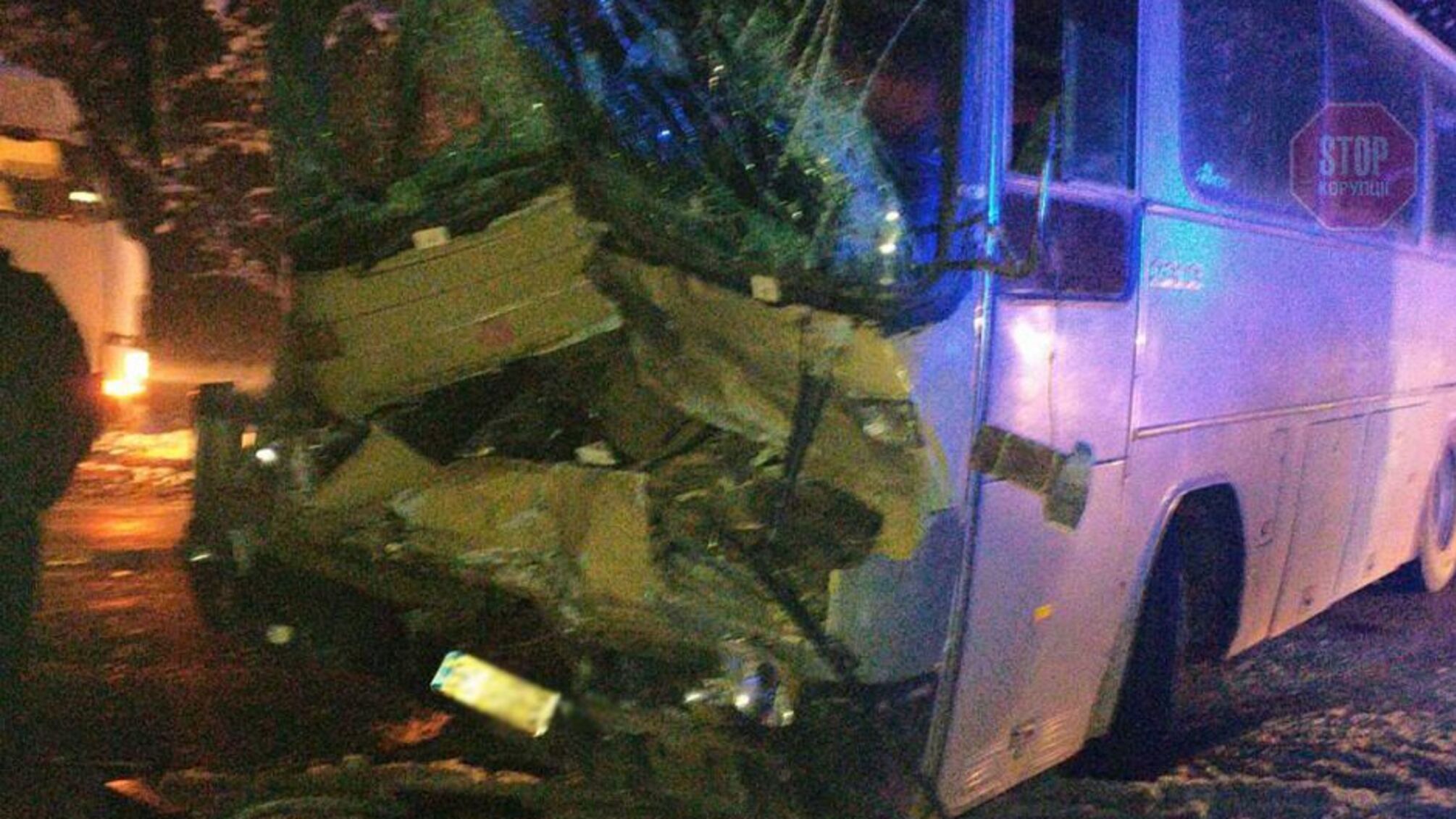 На Львівщині автобус зіткнувся з вантажівкою, є постраждалі