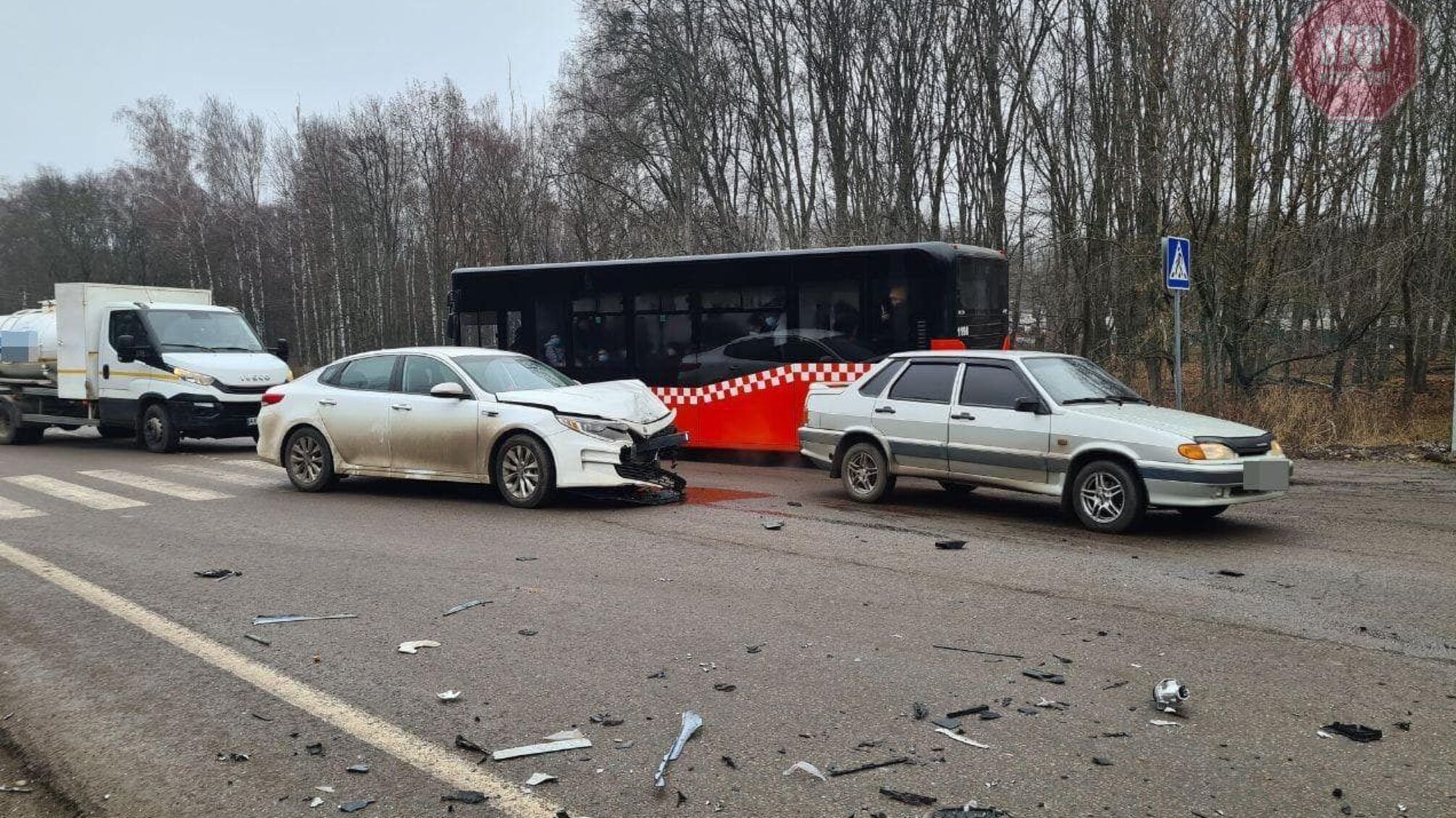 У Харкові під час ДТП пасажирів викинуло з вікна (відео)