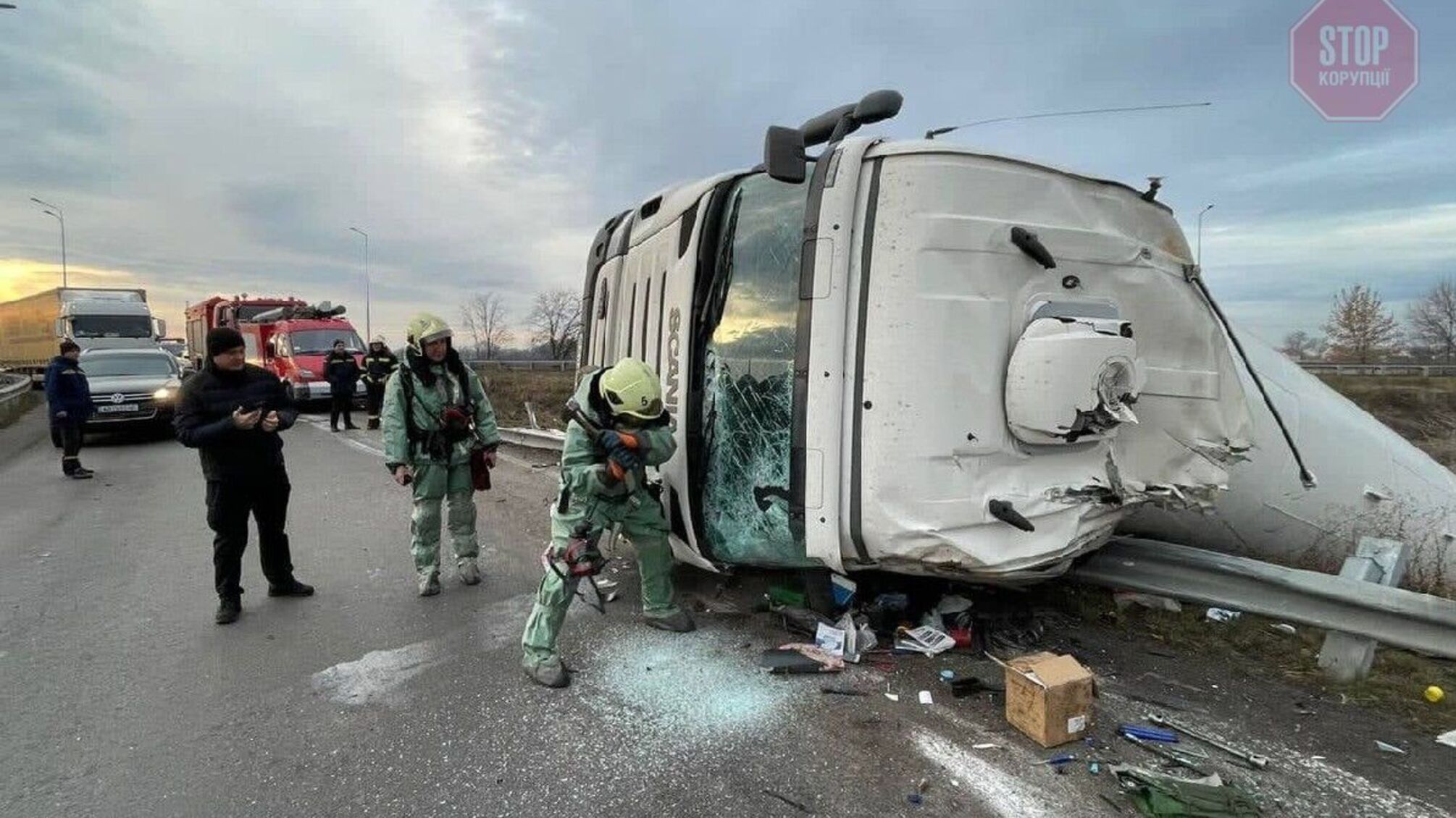 Возле Винницы на трассе перевернулась автоцистерна с аммиаком (фото)