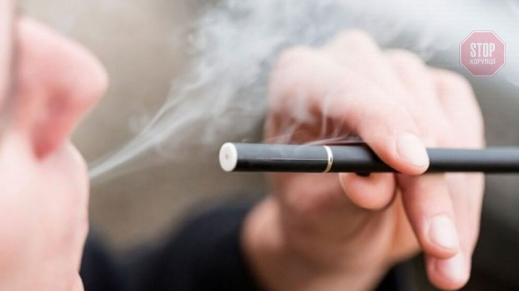 В Украине запретили курение электронных сигарет в общественных местах