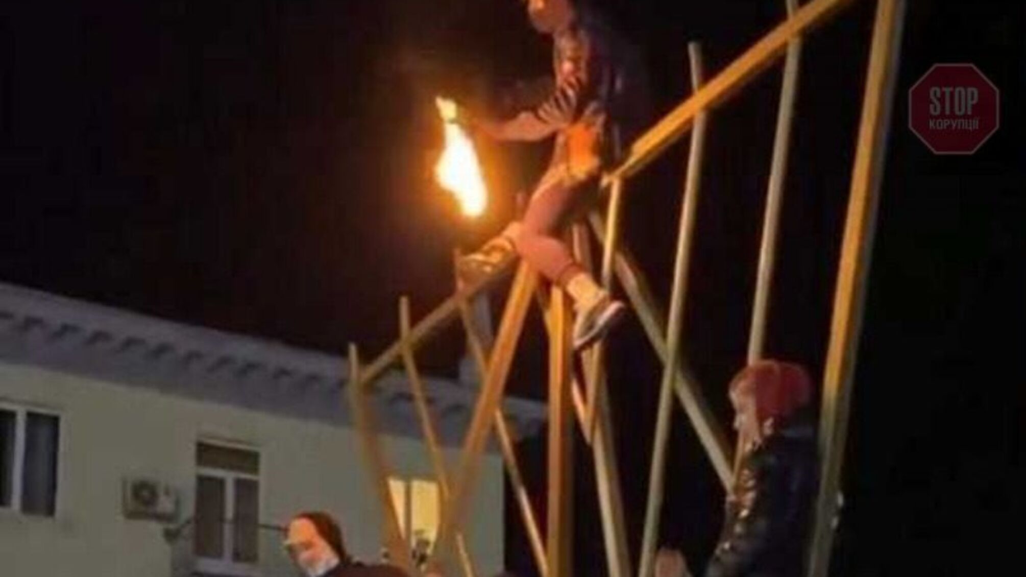 На Днепропетровщине подростки залезли на ханукию и зажгли факел (видео)