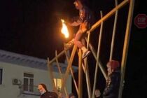 На Днепропетровщине подростки залезли на ханукию и зажгли факел (видео)