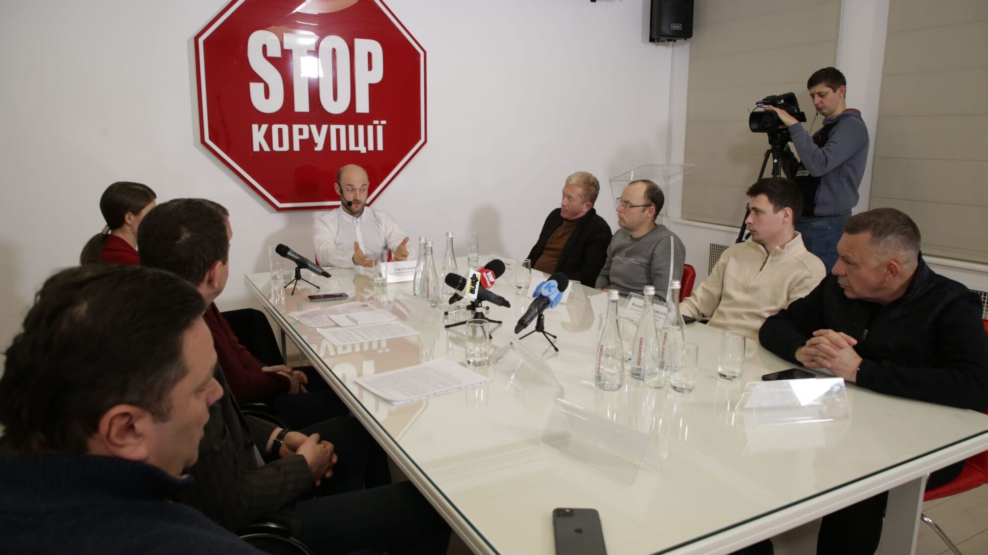 На Херсонщині сотні постраждалих від рейдерства десятиліттями не можуть захистити свої права: у Києві обговорили проблему