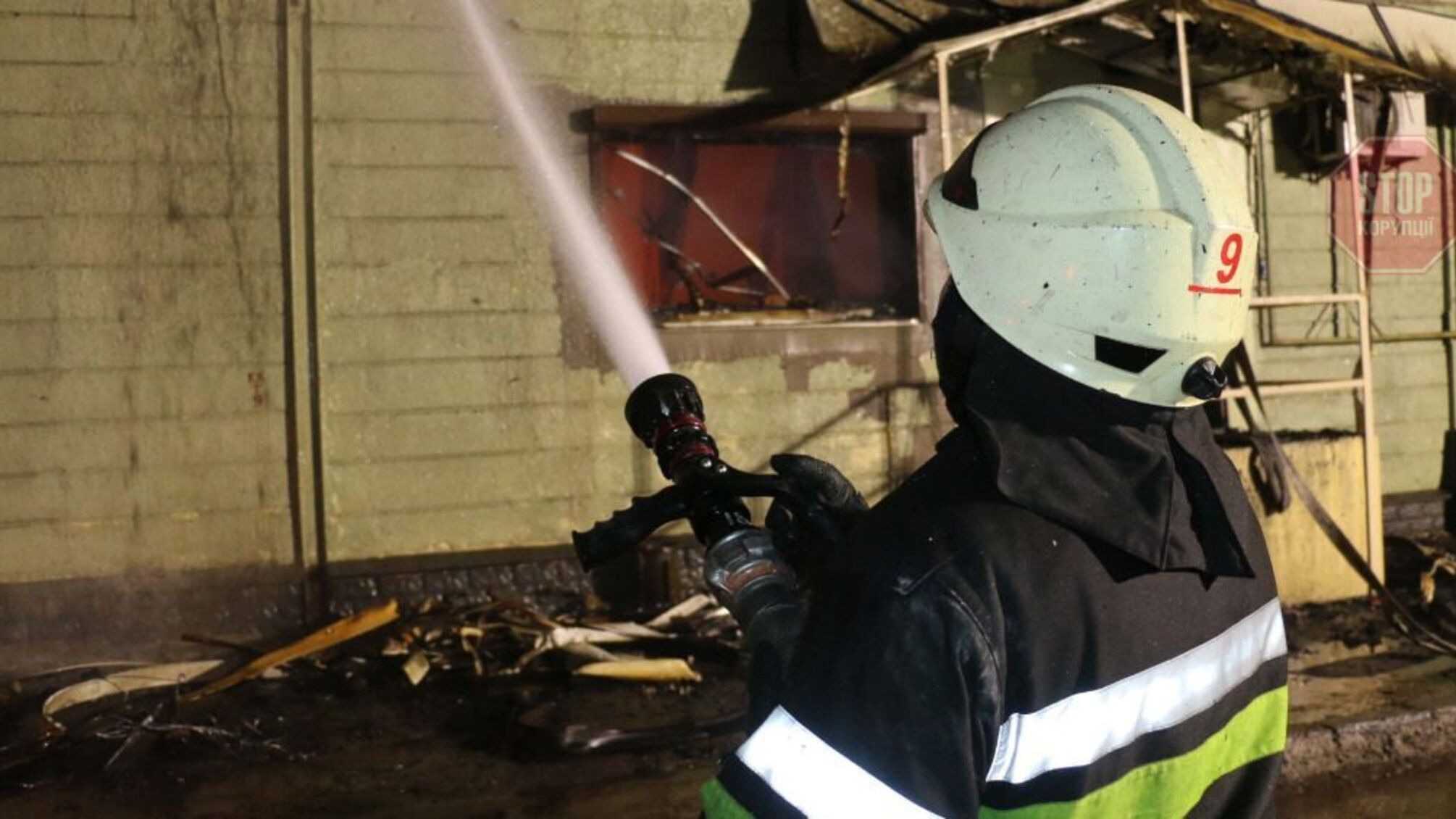 Тушат уже 8 часов: в Харькове горит склад