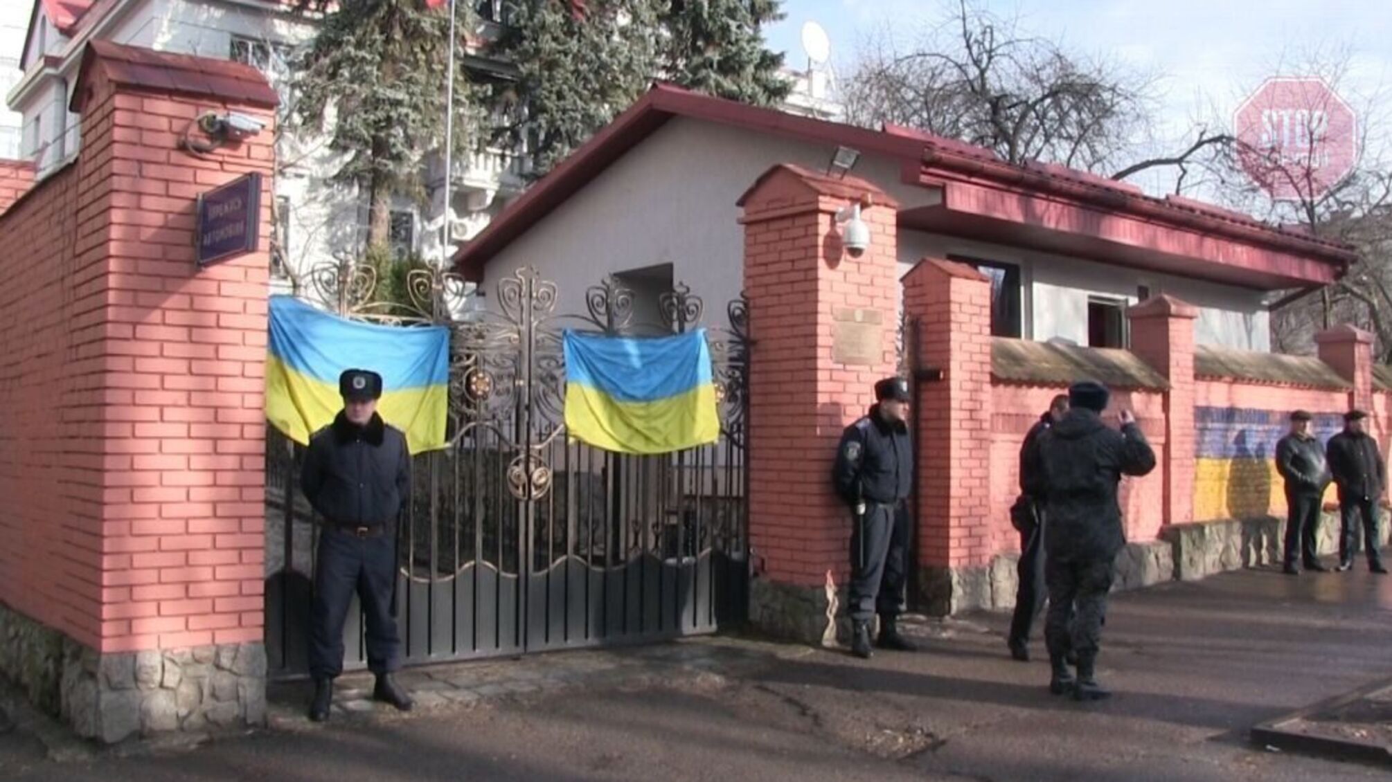 У Львові невідомий кинув 'коктейль Молотова' в консульство Росії