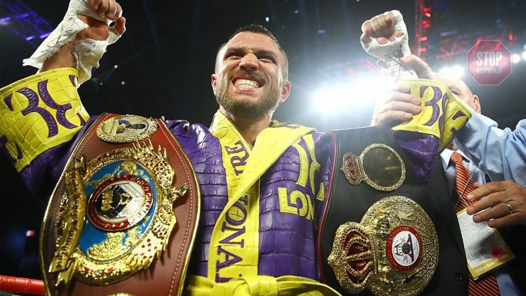 Ломаченко відправив свої олімпійські медалі в РФ