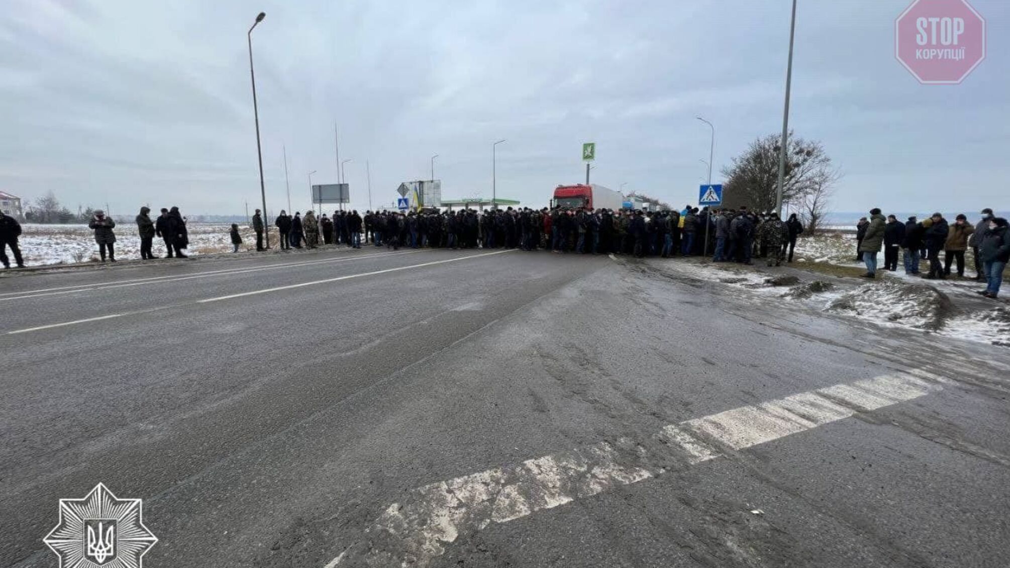 На Львовщине около 50 человек перекрыли трассу Киев-Чоп