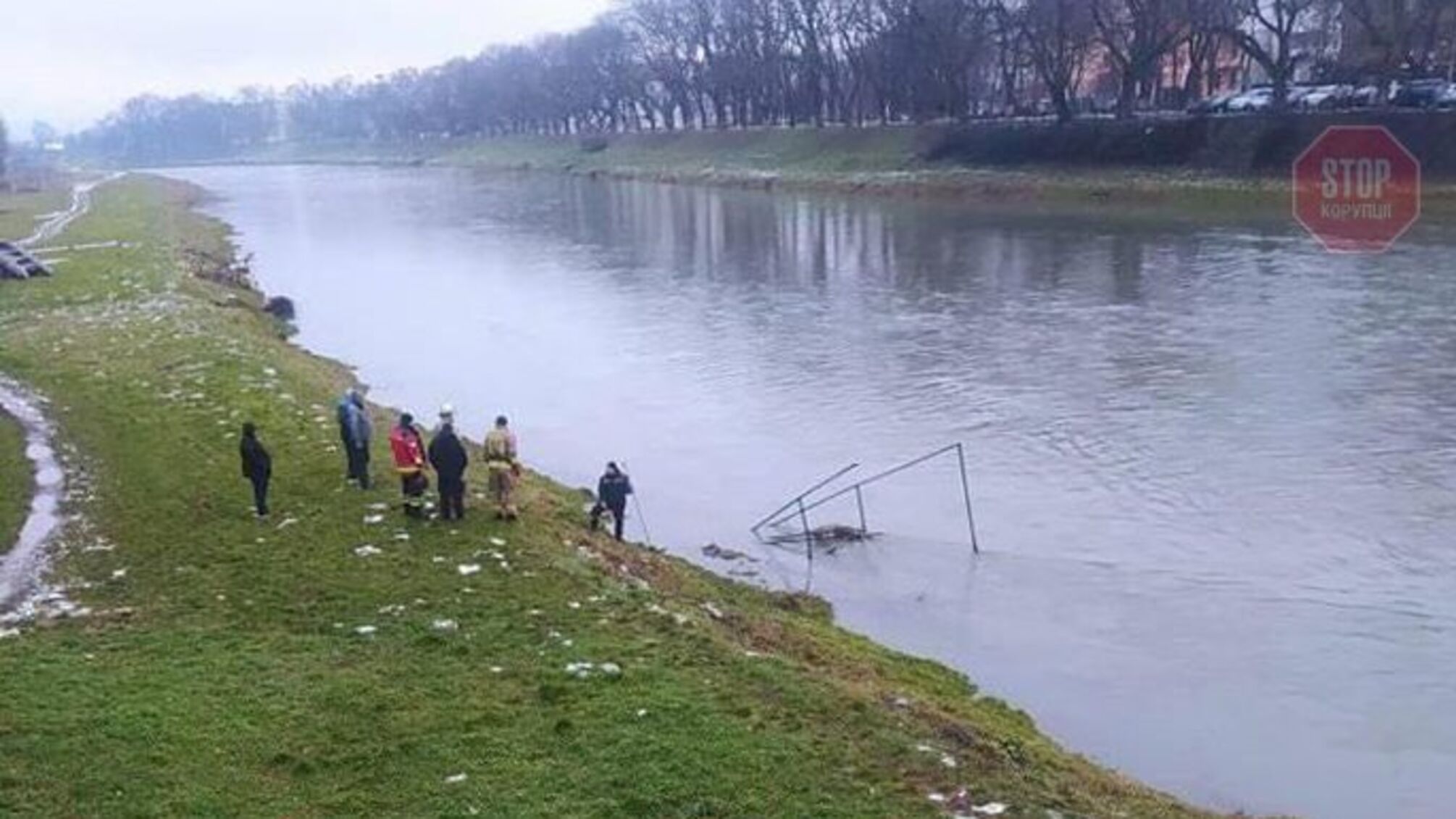 В Ужгороді невідомі скинули в річку 8-метрову менору