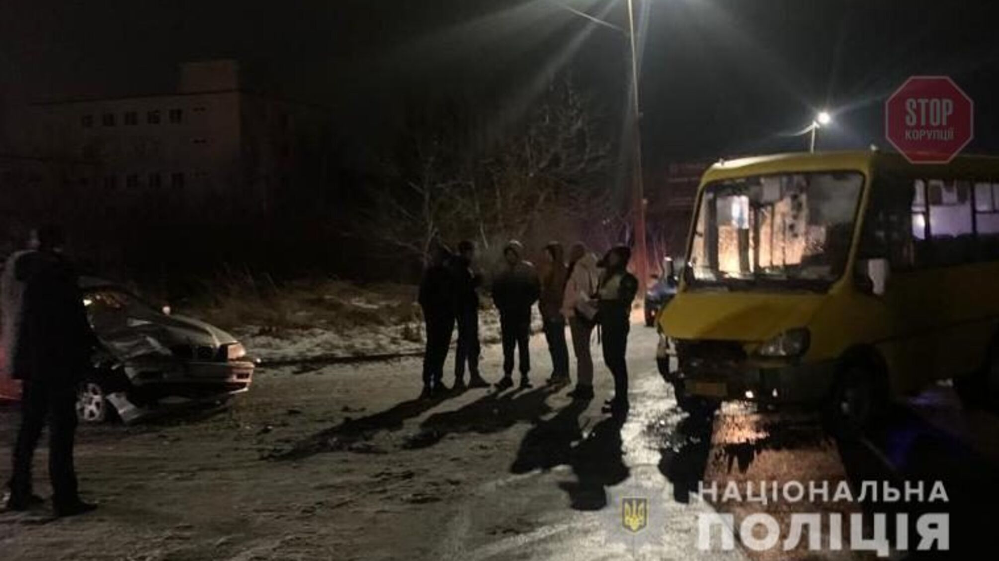 На Львівщині легковик врізався у маршрутку з пасажирами, є постраждалі (фото)