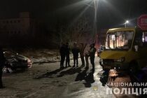 На Львівщині легковик врізався у маршрутку з пасажирами, є постраждалі (фото)