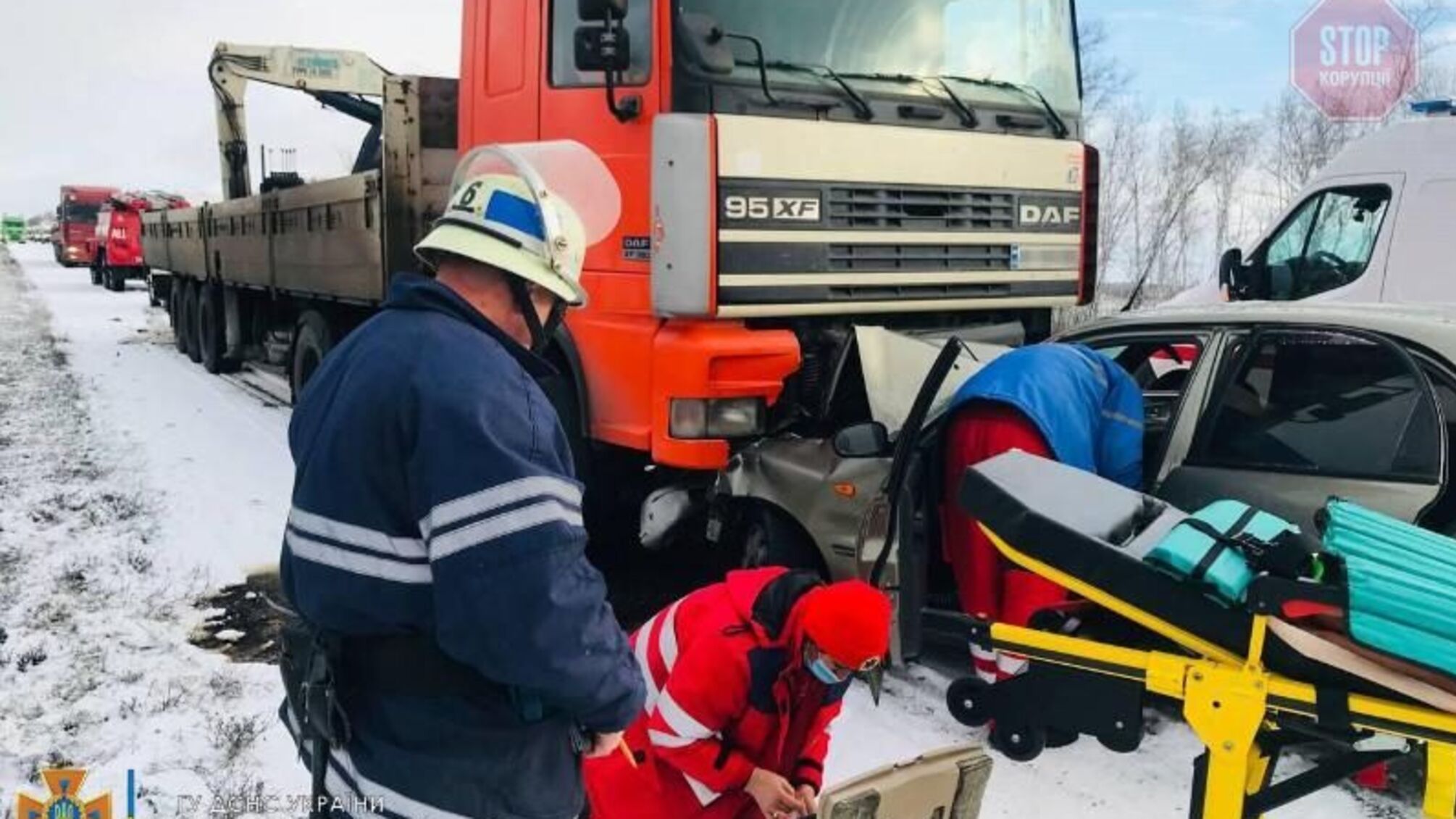У Запорізькій області вантажівка зіткнулася з автівкою, є постраждалі (фото)
