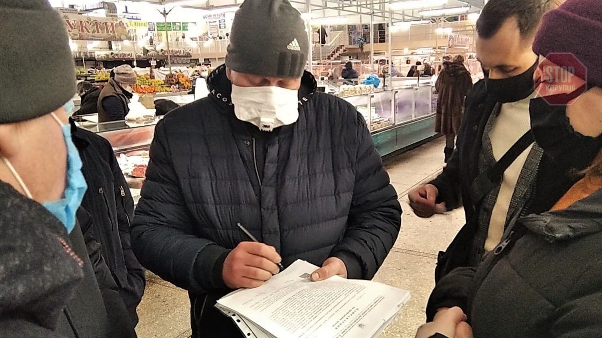 Агресивні охоронці та неопізнана червона ікра: у Києві інспектували Бесарабський та Володимирський ринки (фото)